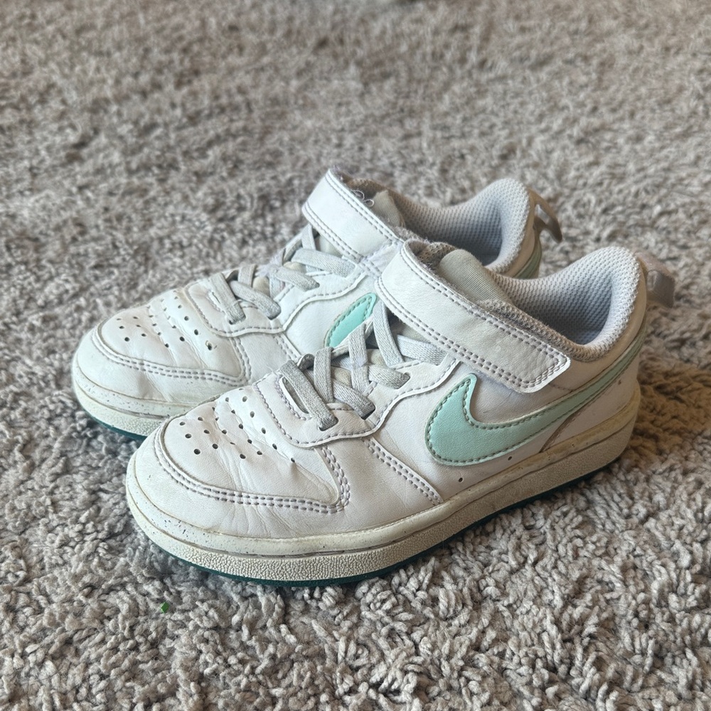 Nike Kids White and Mint Sneakers sz 11c girls slip on Velcro